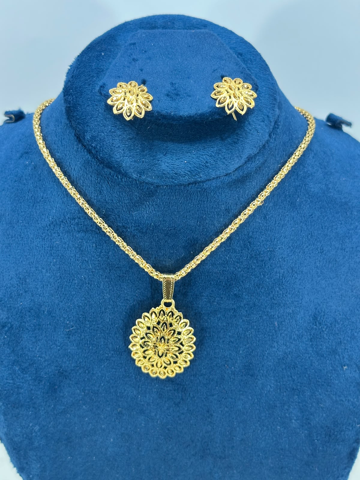 Elegant Gold-Plated Floral Pendant Necklace Set with Matching Earrings for Women
