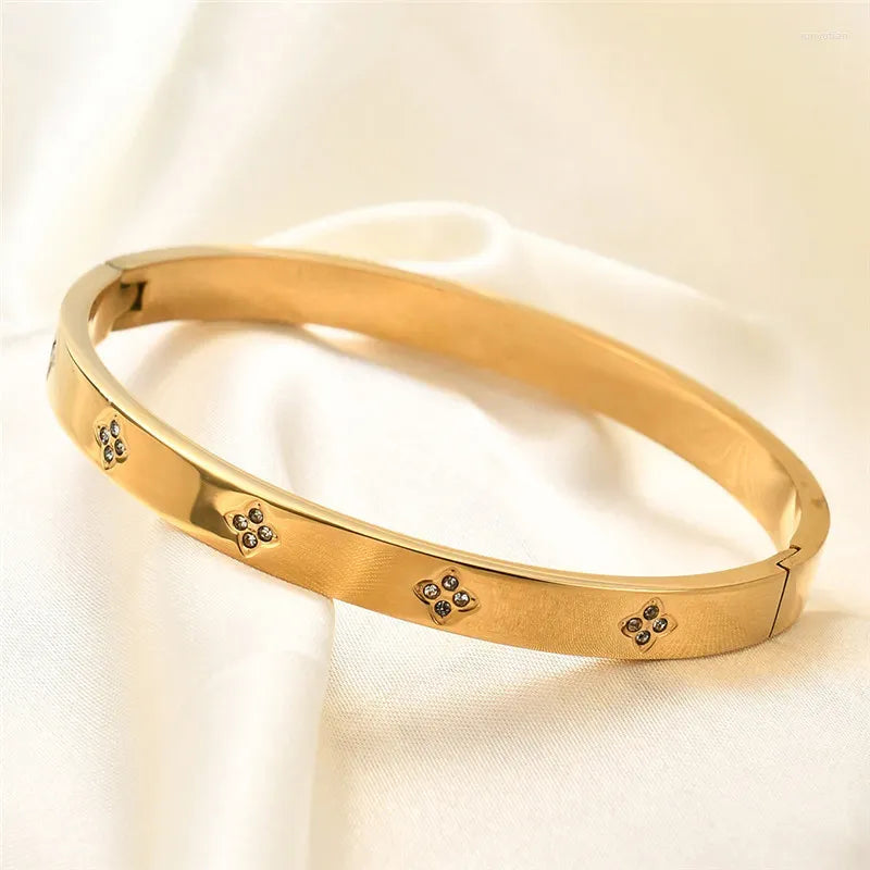 Elegant Clover Crystal Gold Bangle – Stainless Steel Minimalist Bracelet for Women