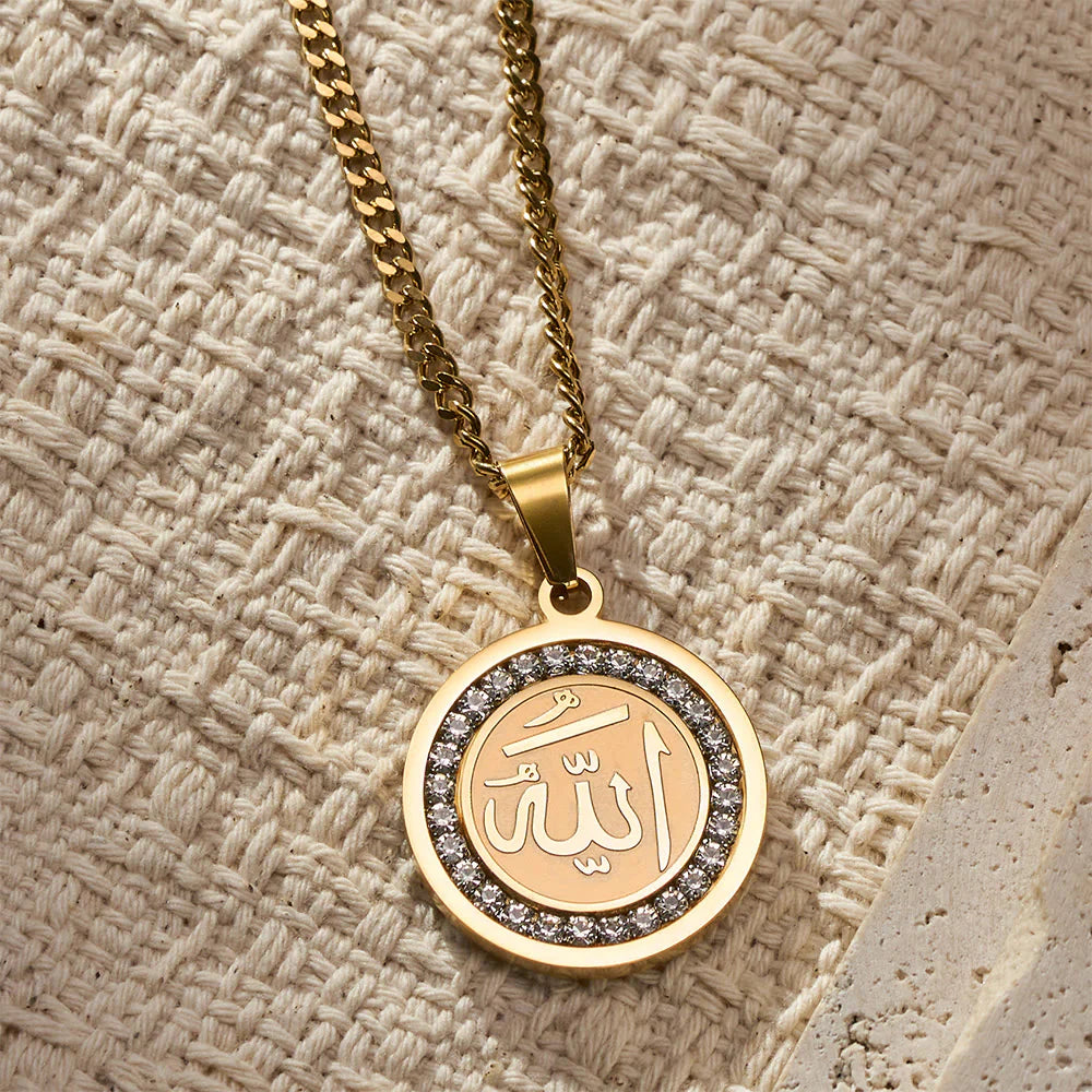Allah Calligraphy Gold Pendant Necklace with Crystal Halo – Stainless Steel Islamic Jewelry
