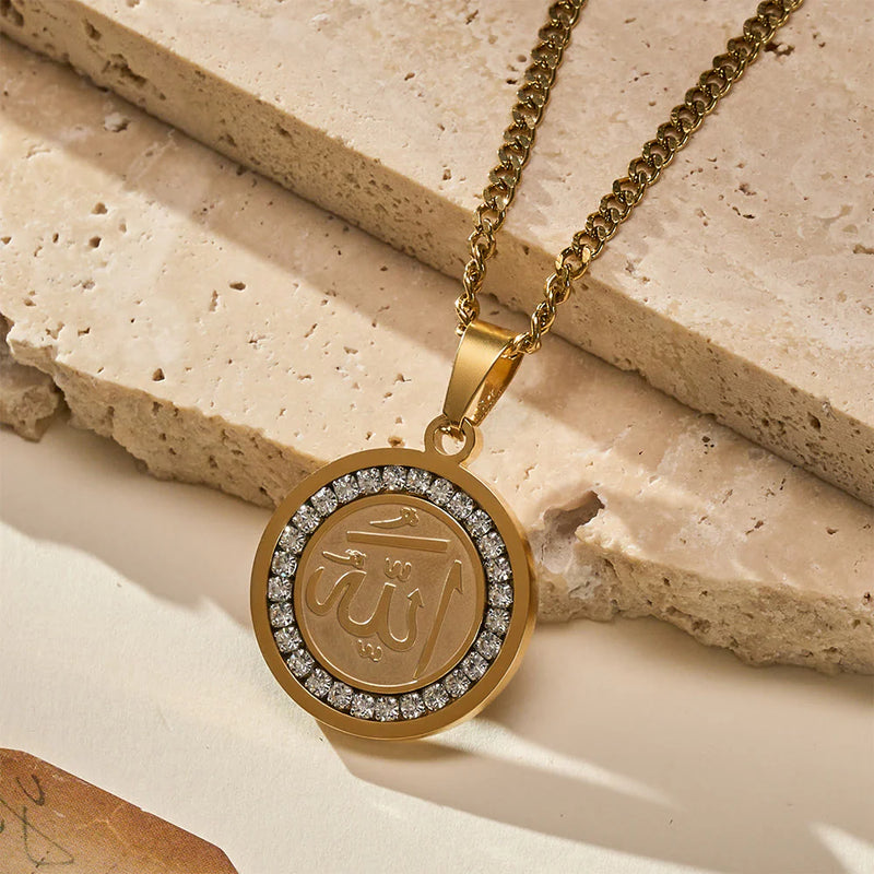 Allah Calligraphy Gold Pendant Necklace with Crystal Halo – Stainless Steel Islamic Jewelry