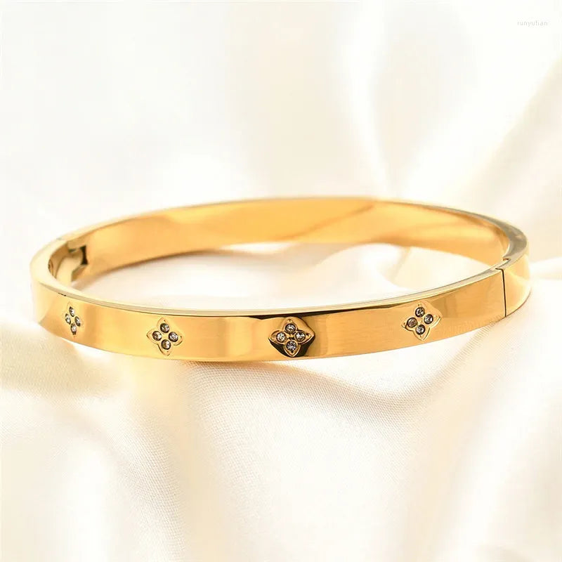 Elegant Clover Crystal Gold Bangle – Stainless Steel Minimalist Bracelet for Women