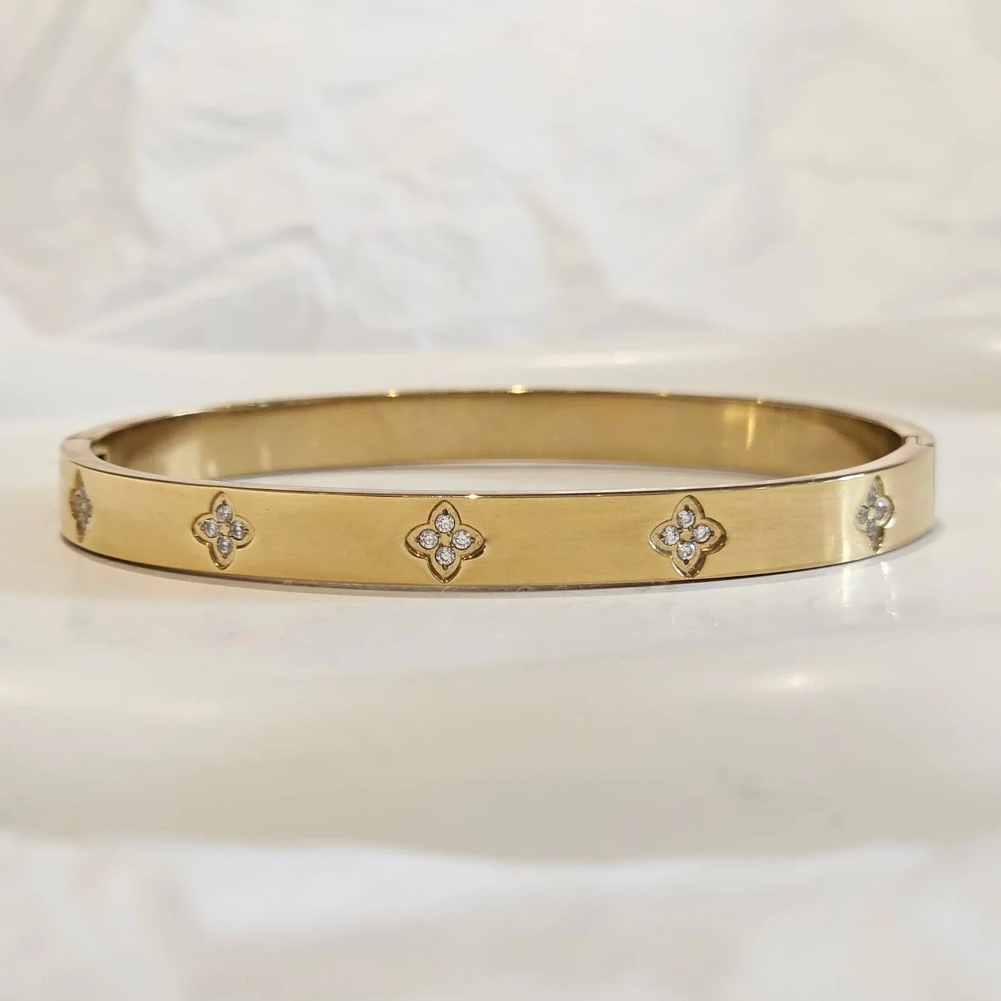 Elegant Clover Crystal Gold Bangle – Stainless Steel Minimalist Bracelet for Women