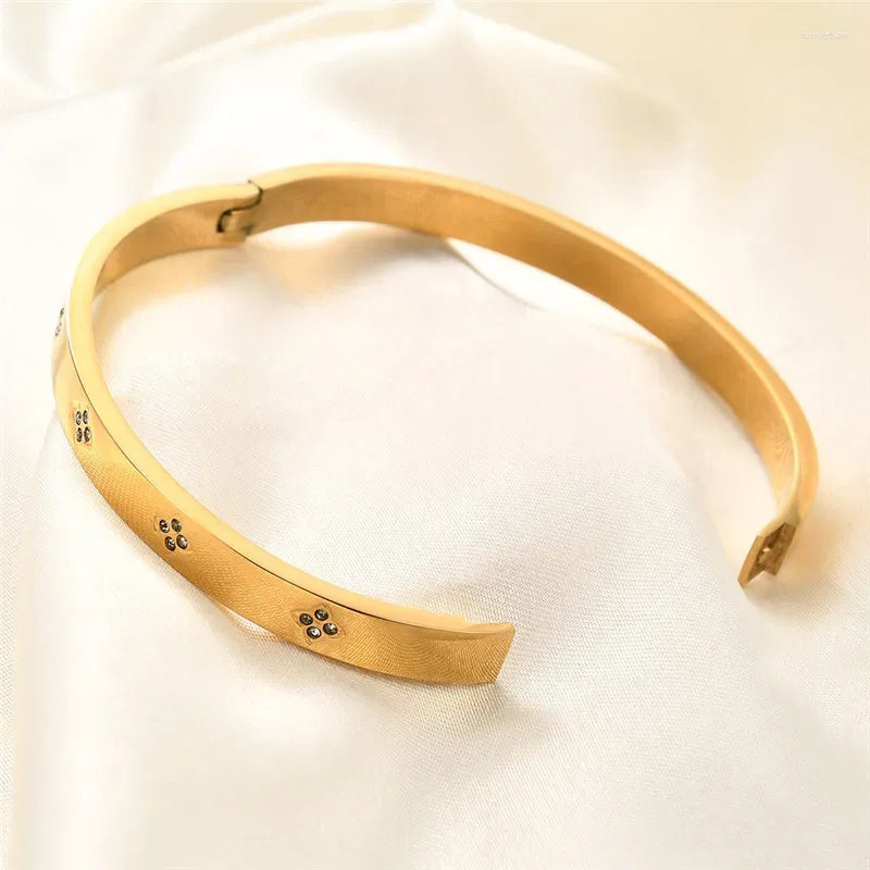 Elegant Clover Crystal Gold Bangle – Stainless Steel Minimalist Bracelet for Women
